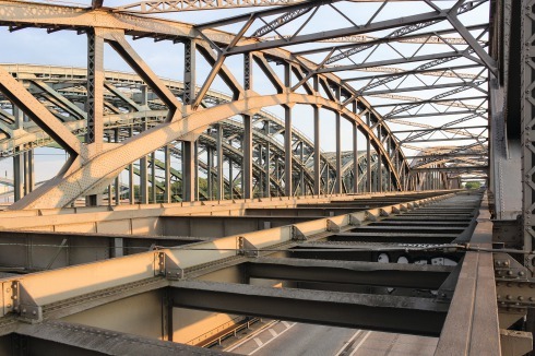 Auf einer Promenade über die Elbe flanieren? Das nie genutzte Obergeschoss der Freihafen-Elbbrücke könnte zu einem Fuß- und Radweg ausgebaut wer­den.<br />