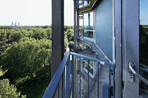 ... mit vorgesetzter Rasterkons­truktion, die auch als Sonnenschutz dienen sollte. Entworfen wurde der 1968 fertiggestellte Komplex von dem amerikanischen Architekturbüro Curtis &amp; Davis.<br />