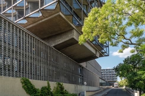 Die Bettenhäuser ruhen auf einem als Tragwerk ausgebildeten Installationsgeschoss, das zwei Innenhöfe überspannt.<br />