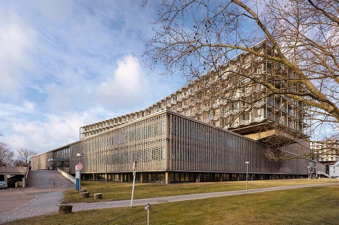 Der heutige Charité Campus Benjamin Franklin in Berlin-Steglitz: Das Klinikum besteht aus einem 233 Meter langen Flachbau, zwei über diesem Bau angeordneten Bettenhäusern und dem im Zentrum ebenfalls auf den Flachbau gestellten Behandlungstrakt mit den OP-Sälen.<br />
