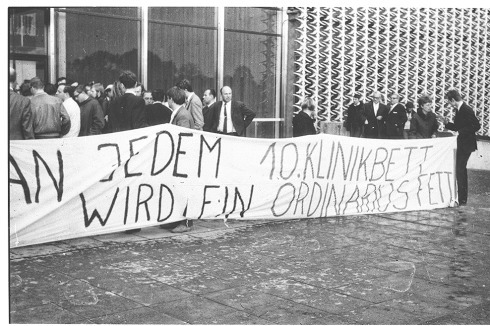 Die Studenten protestierten gegen die hierarchischen Strukturen in der Klinik.<br />