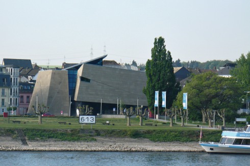 Das Infozentrum für den Kaltwassergeysir in Andernach von Mechthild Heil wurde 2009 fertig. Die Fassade ist aus Weiberner Tuff.<span class="OffWhite"></span><br />