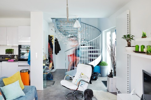 Die Wendeltreppe zum Obergeschoss ist ein indus­trielles Standardprodukt aus Stahlblech.<br />