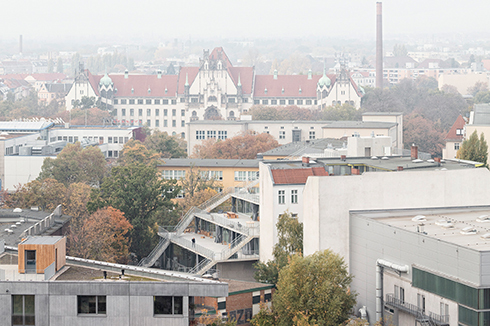 Das Terrassenhaus zwischen dem Baugruppenprojekt H6 (Bauwelt 17.2018) im Vordergrund und dem neo­gotischen Amtsgericht Wedding am Brunnenplatz.<br />