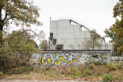 Hinter der Tiefgarage im Westen tritt die städtebauliche Landmarke aus Brandwand und Frei­treppe hervor.<strong> </strong><br />