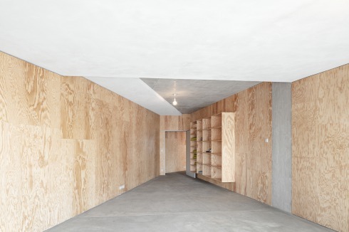 Die räumliche Abtrennung erfolgt mittels Gipskarton- oder Seekieferplatten. Die hochporös-mineralische Innendämmung an der Decke ist als begleitende Dämmung ausgeführt und grau verspachtelt. <br />