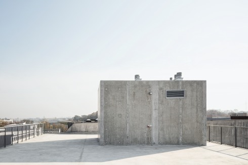 Der über die Dachterrasse geführte Beton­kern beinhaltet neben der Überfahrt des Aufzuges auch eine Nasszelle.<br />