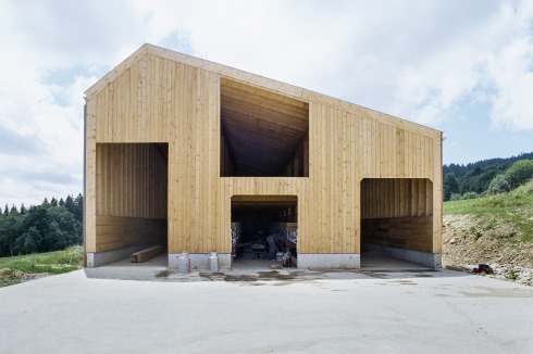 Ein gern genanntes Beispiel für geglückte Stallarchitektur: der von Localarchitecture für 30 Kühe entworfene Laufstall mit Heuboden in Lignères, Schweiz.<br />