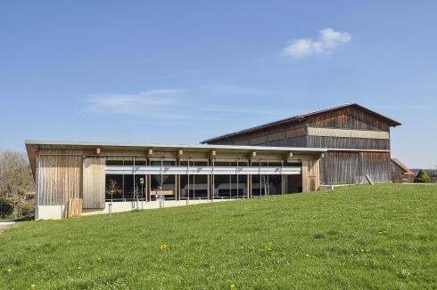 Im Allgäu: Landwirt Kobold erweiterte seinen Stall um einen Anbau mit Pultdach, der sich nach Süden öff­net. Damit erreicht die Sonne die Kühe auch im Winter, trotz Hanglage.<br />