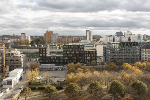 Blick vom Besselpark, hinter dem Frizz23 die ehe­malige Blumengroßmarkthalle. In der „Bauhütte“ (vorne in der Ecke des Parks) gab es während der Bauzeit Kulturangebote.<br />