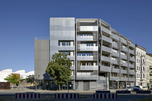 Die Straßenfassade nimmt die alte Parzellenstruktur der Markgrafenstraße auf; ...<br />