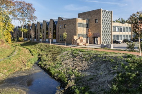 Das Gelände der Gummifabrik Phoenix wird heute von der neuen Phoenix­straße geteilt.<br />