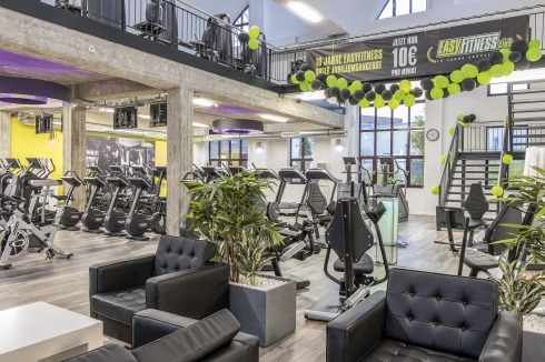 Im Fitnessstudio ist die rohe Betonkonstruktion sicht­bar geblieben, die Ausstattung brachte der Nutzer mit.<br />