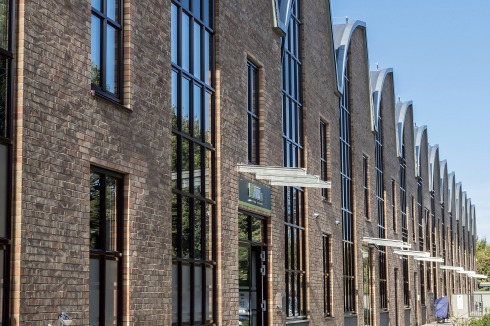 Townhouses à la Hildesheim: Filigrane Vordächer geben einen Hinweis auf die kleinteilige Umnutzung.<br />