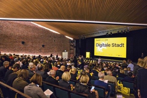Schauplatz des Bauwelt-Kongresses 2018 war die Berliner Akademie der Künste am Hanseatenweg von Werner Düttmann, 1958–1960.Dank an unsere Premium-Partner Bau 2019 München, Daikin, Graphisoft, Jung, Schindler und Wöhr, unsere Partner bpd, Colt und Ecophon sowie unsere Förderer Brillux, Grohe und Miele, die diesen Kongress ermöglicht haben.