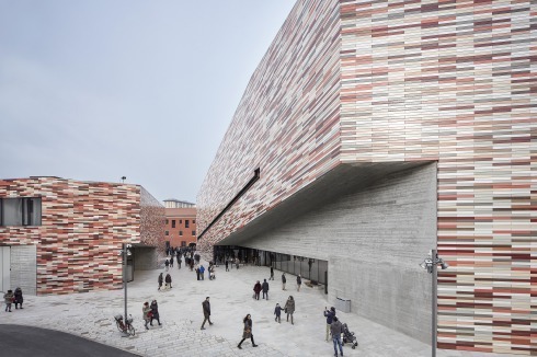 Der neue Kulturkomplex verbindet die langge­streckte Piazza Ferretto im Norden über eine diagonale Wegeführung mit der Via Cappuccina im Süden.<br />