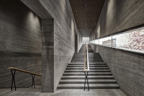 Eine große Treppe erstreckt sich über die gesamte Westfassade und erschließt alle Geschosse.<br />
