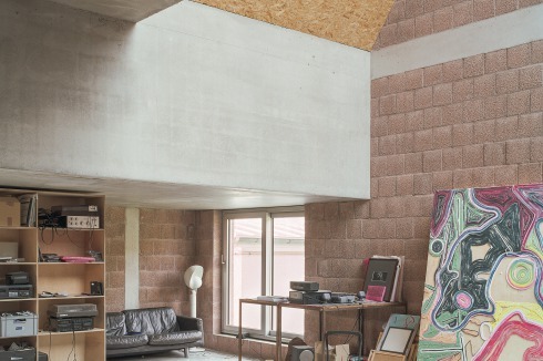 Das Atelier baut einen gestalterischen Kontrast zum benachbarten Wohnhaus des Bauherrn auf, ...<br />