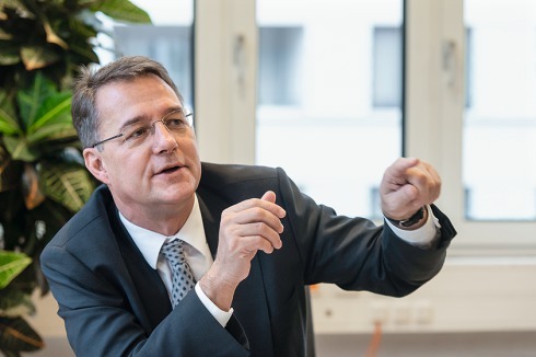 Staatssekretär Gunther Adler im Gespräch mit Boris Schade-Bünsow über die Digitalisierung von Städten.<br />