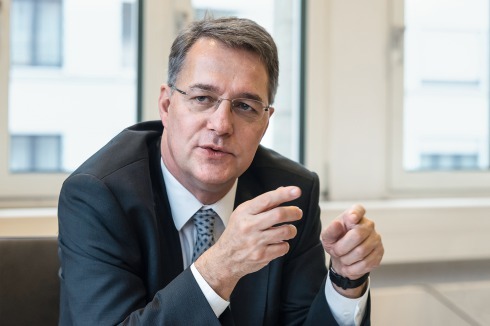 <strong>Gunther Adler</strong> war von 2014 bis 2018 Staatssekretär im Bundesministerium für Umwelt, Naturschutz, Bau und Reaktorsicherheit. Seit 15. Mai 2018 ist er Staatssekretär im Bundesministerium des Innern, für Bau und Heimat.<br />