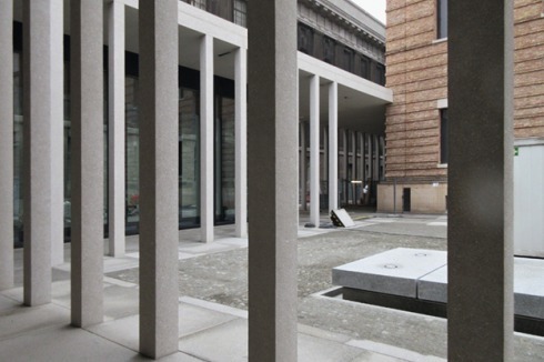 Der kleine Kolonnadenhof mit der „Säulengasse“ zwischen Neuem Museum und Pergamonmuseum.<br />