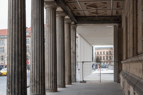 Der Zwischenraum von Alt und Neu ermög­licht die Zufahrt in den Kolonnadenhof.<br />