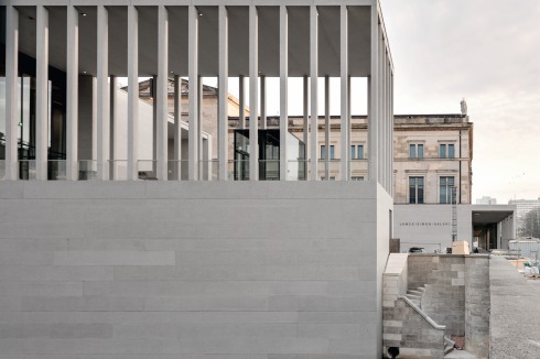 Treppe zwischen James-Simon-Galerie und Eiserner Brücke hinunter zum Wasser.<br />