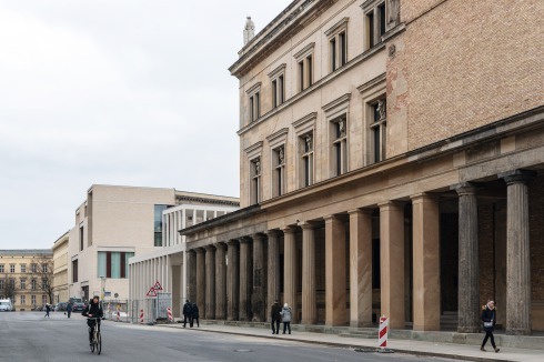 Die Kolonnade an der Bode­straße vor dem Neuen Museum und ihre bescheidene Fortführung vor der James-Simon-Galerie.<br />