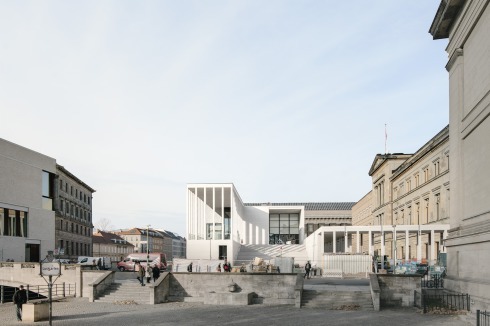 Blick von Süden über die Bodestraße zum Neu­bau. Rechts das Alte und dahinter das Neue Muse­um, links das Galeriehaus Bas­tian aus dem Jahr 2007, ebenfalls von Chipperfield.<br />