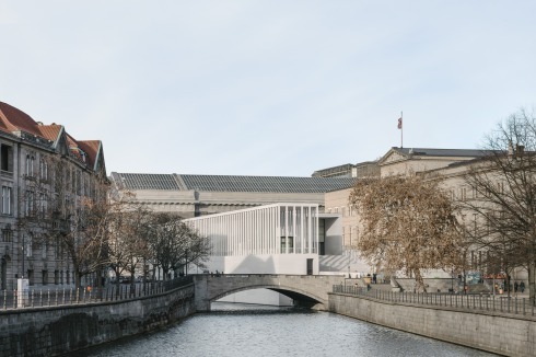 Blick von der Schloßbrücke über den Kupfergraben auf die James-Simon-Galerie. Rechts das Neue Museum, im Hintergrund das Pergamonmuseum.