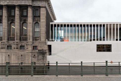 Der sehr mächtige Sockel orientiert sich am Pergamonmuseum.<br />