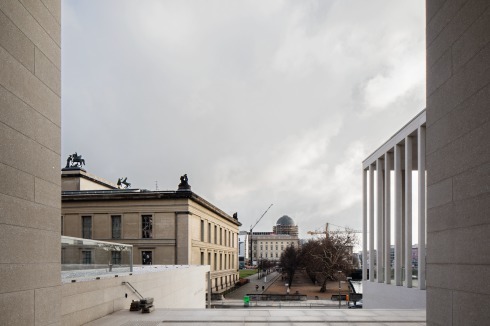 Blick vom Oberen Foyer auf den Lustgarten, im Hintergrund das Humboldt Forum mit Kup­pel. Der Plan zeigt die Archä­ologische Promenade, die vier Museen miteinander verbinden wird.<br />