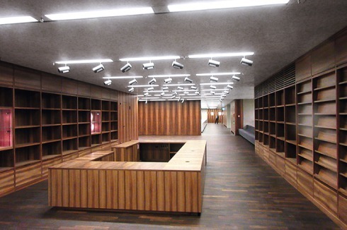 ... der niedrige, mit viel Holz gestaltete Museumsshop auf der Zwischenebene.<br />
