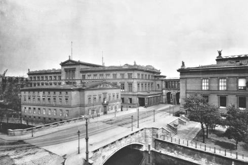 Neues Museum mit dem Direktionsgebäude des Packhofs von Schinkel, das 1935 abgerissen wur­de. Dort steht heute die James-Simon-Galerie. <br />