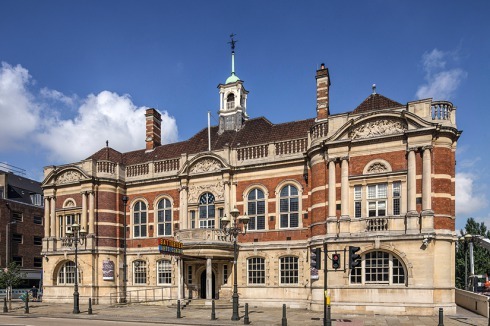 Das BAC gräbt sich in den Hügel ein, an dessen Kup­pe, vor dem Haupteingang, die Straße Lavender Hill verläuft. Links geht die Theatre Street, rechts die Townhall Street ab.<br />