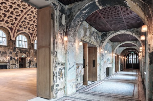 ... in ein oktogonales Fo­yer, von dem aus die Wandelgänge der Grand Hall abgehen.<br />