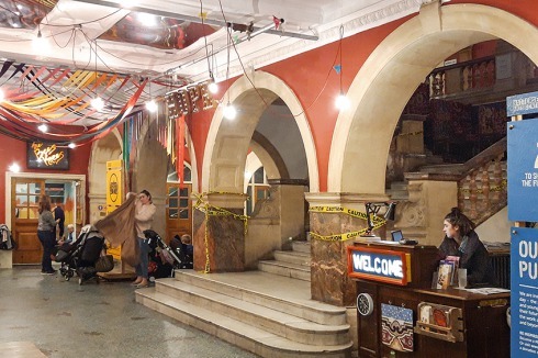 Sowohl das Foyer als auch die Amtsstuben des alten Rathausʼ sind für den Theaterbe­trieb angepasst. Im rückwärtigen Untergeschoss be­finden sich Co-Working-Räume, darüber die Grand Hall.<br />