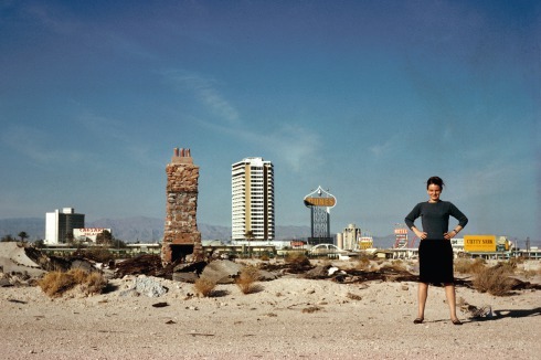 <span class="Bold">Denise Scott Brown vor der Skyline von Las Vegas, 1972. Foto: Robert Venturi</span><br />