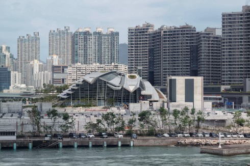 Noch blickt die südliche Front auf den Victoria Harbour. Auf den freien Flächen vor dem Bahnhof wird weitergebaut.<br />