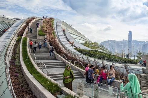 Zwischen den Glasflächen sind Beete und Wege angeordnet, die das Dach zu einem Stadtpark machen, den die Menschen gern annehmen.<br />