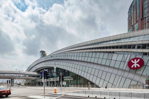 In die Ostfassade bindet eine Paserelle ein, die den neuen Bahnhof mit der nächstgelegenen Metro-Station verbindet.<br />