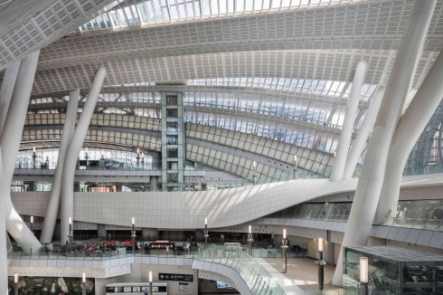 Auf der unteren Ebene warten Passagiere auf die Abfahrt ihres Zuges. Dank großflächiger, wohl ausgerich­teter Verglasungen sind auchdiese tiefgelegenen Bereiche gut belichtet.<br />