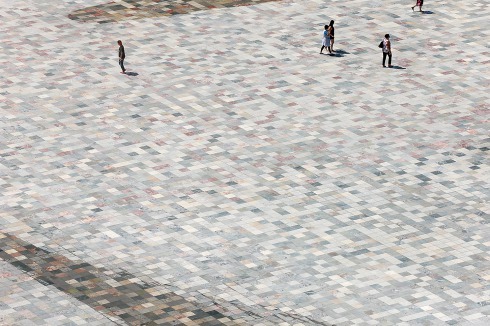 Was auf den ersten Blick wie lange Schatten auf dem pastellfarbenden Mosaik aussieht und den Platz schimmern lässt, ...<br />