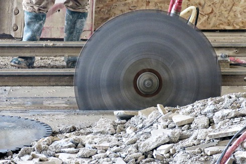 Die Bodenplat­te über der Parkhausebene im Erdgeschoss wurde herausgeschnitten, ...