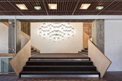 Hauptzugang in den großen Saal. Die Lichtinstallation an der Wand wurde restauriert.<br />