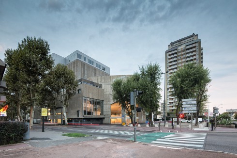 Der Vorplatz an der Ecke zur Grande Rue Saint-Cosme<br />