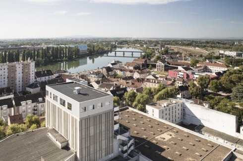 Blick vom obersten Geschoss des nebenan stehenden Wohnturms auf das Kulturhaus und die Sporthalle.<br />