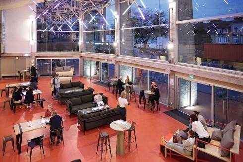 Durch das Herausschneiden der Geschossdecke über dem Sockel ergab sich auch eine große Halle für die Brasserie unter dem Zuschauerraum des großen Saals.<br />