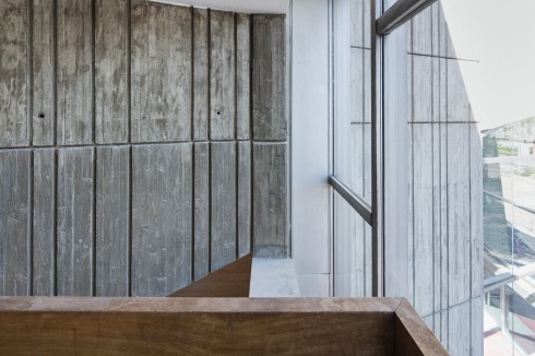 Die Architektur von Daniel Petit beeindruckt durch die Gliederung und Struk­tu­rierung der großen Be­tonflächen und die Arbeit an den Details im Inneren.<br />
