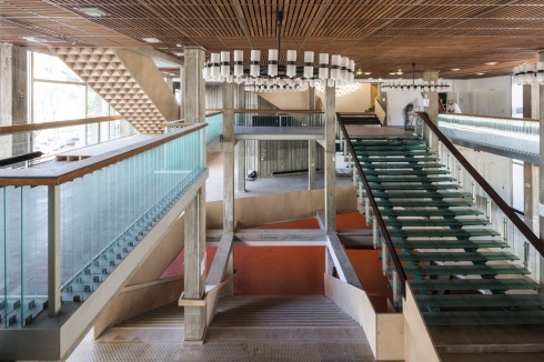 Blick hinunter ins Foyer. Die Glaselemente der Brüstungen und Trittstufen sind im Original vorhanden und waren damals der Stolz des Herstellers Saint-Gobain.<br />